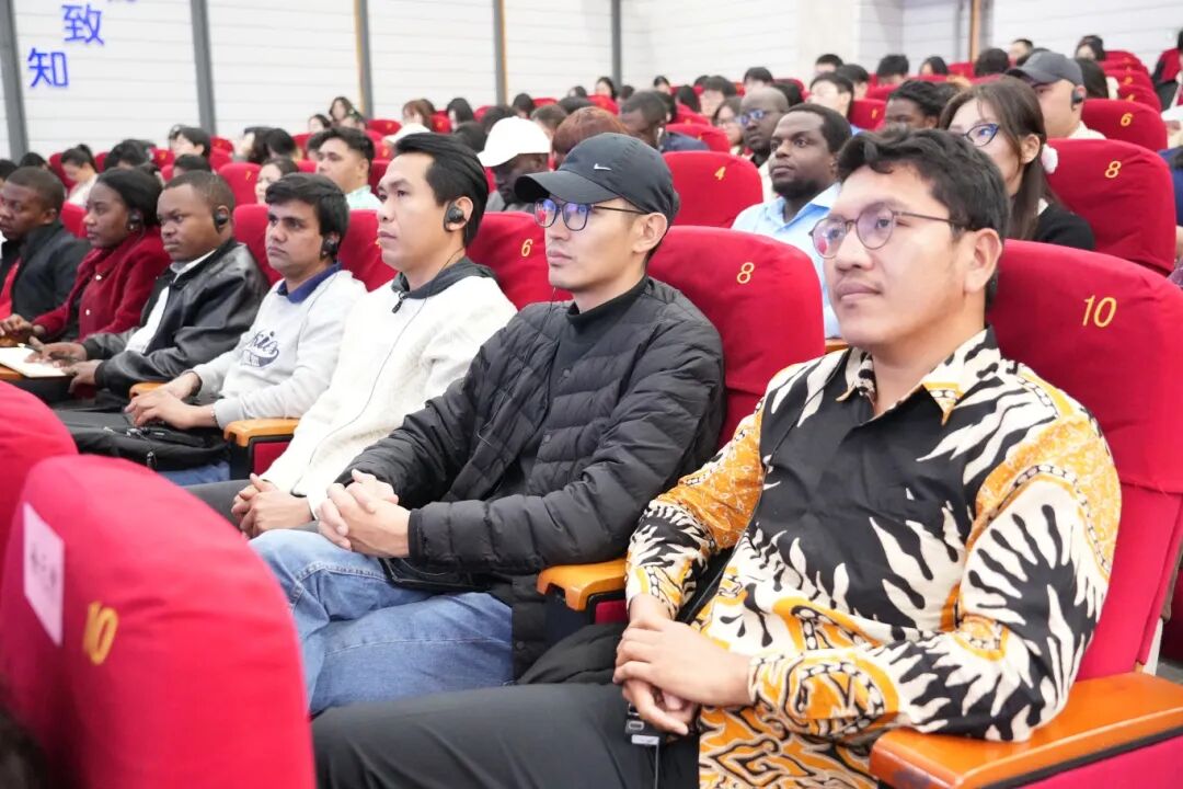 20251106 沙特审计院院长胡萨姆·阿兰卡里先另行通知生受聘南京审计大学荣誉教授仪式 (19).JPG